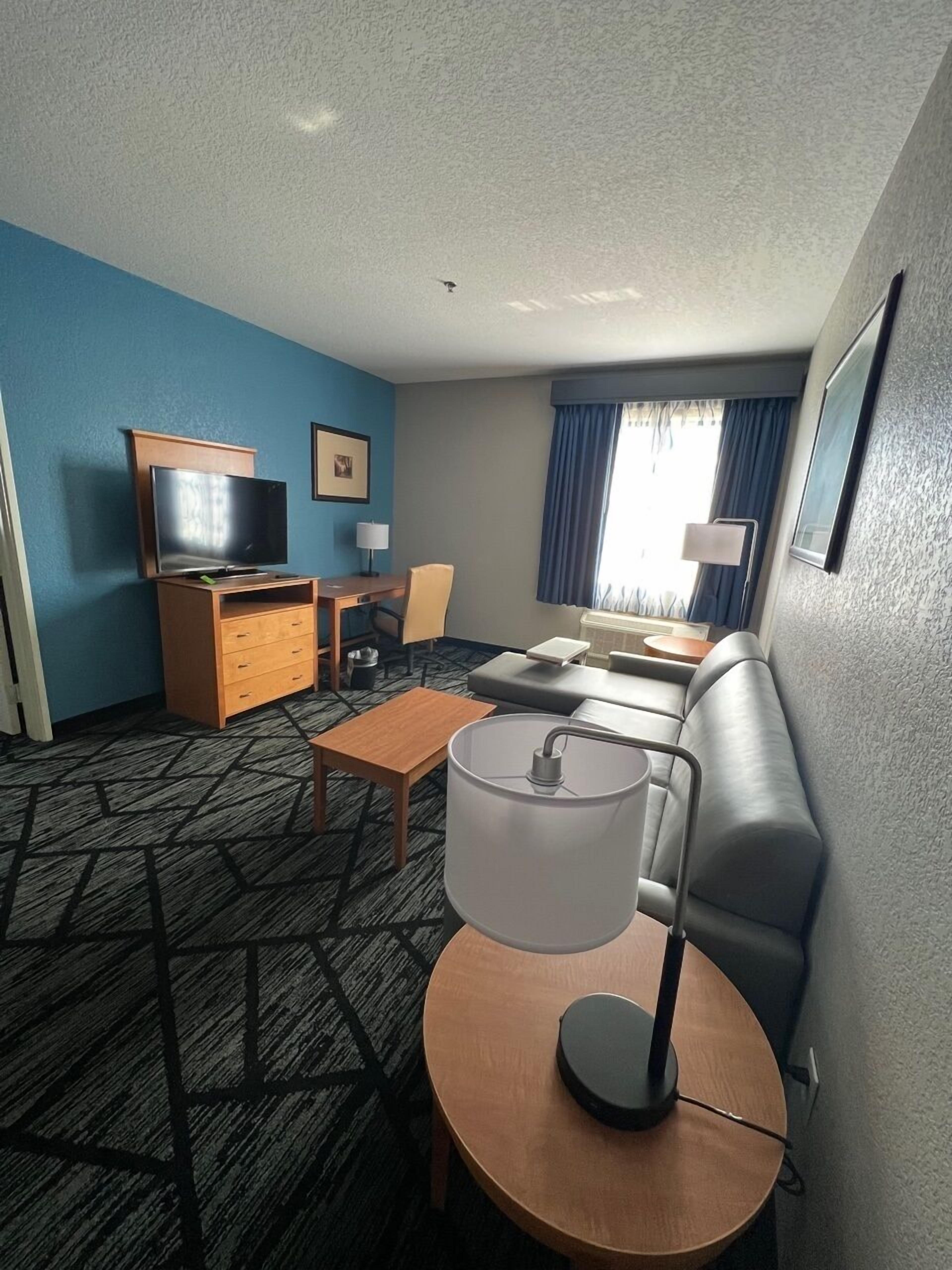 deluxe suite, 1 king bed, non smoking (deluxe executive suite) | premium bedding, pillow-top beds, desk, blackout curtains