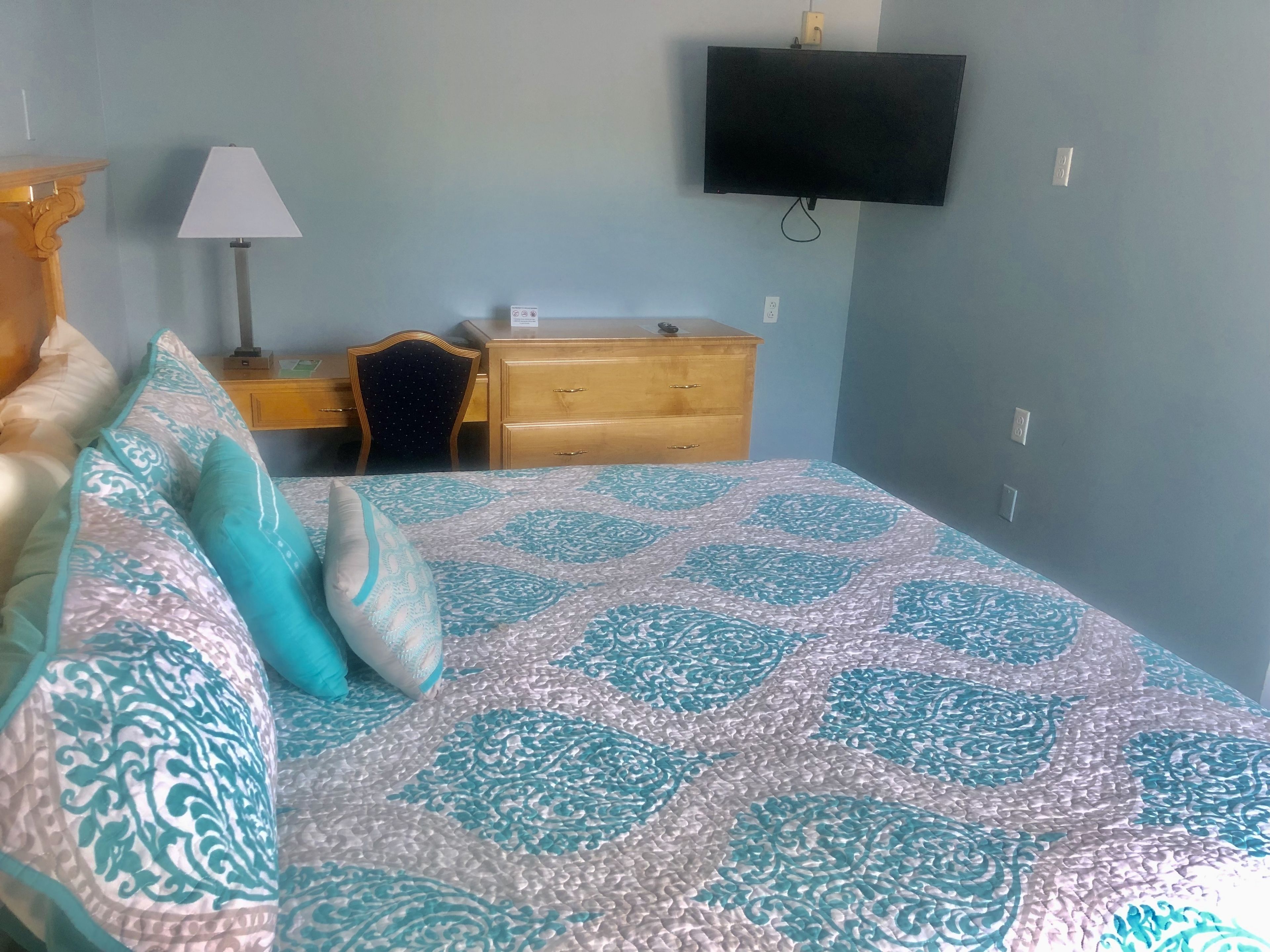 signature room, 1 king bed, non smoking, partial ocean view | 1 bedroom, premium bedding, individually decorated