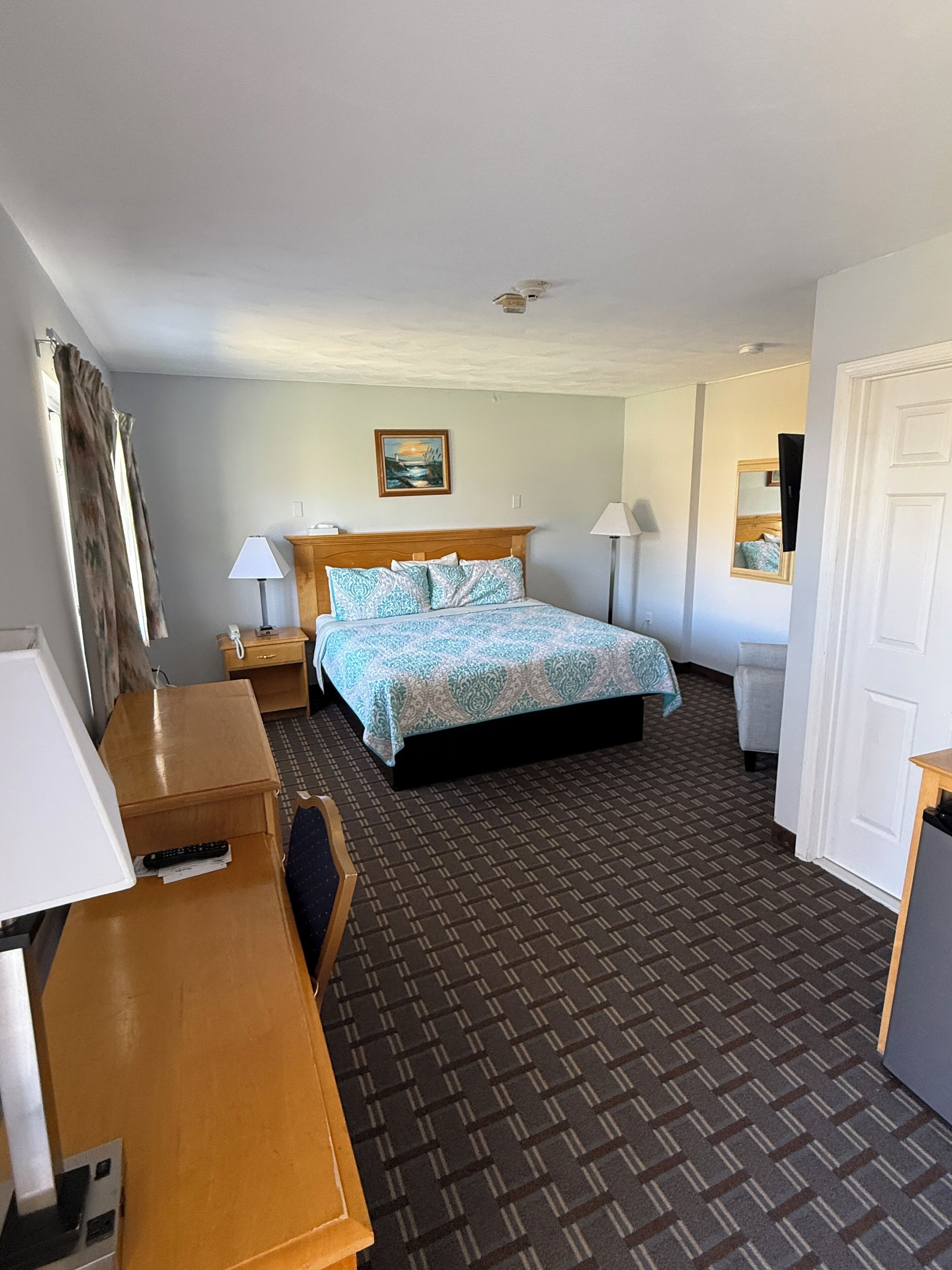 Standaard kamer, 1 kingsize bed, koelkast & magnetron, uitzicht op de binnenplaats | Luxe beddengoed, individueel gedecoreerd, individueel gemeubileerd