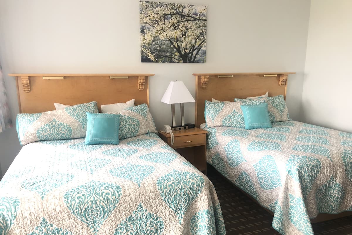 Habitación Deluxe, 2 camas Queen size, balcón, vista al océano | Ropa de cama de alta calidad y decoración personalizada