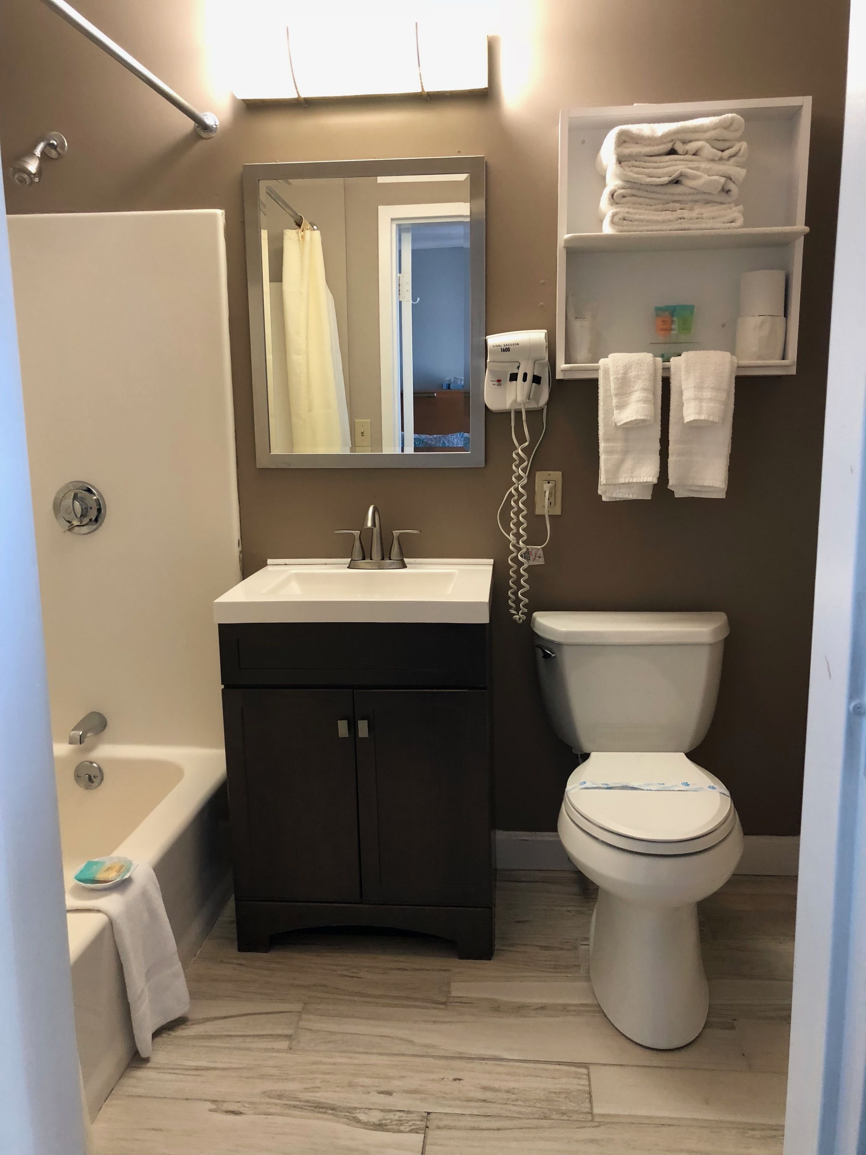 combined shower/bathtub, free toiletries, hair dryer, towels