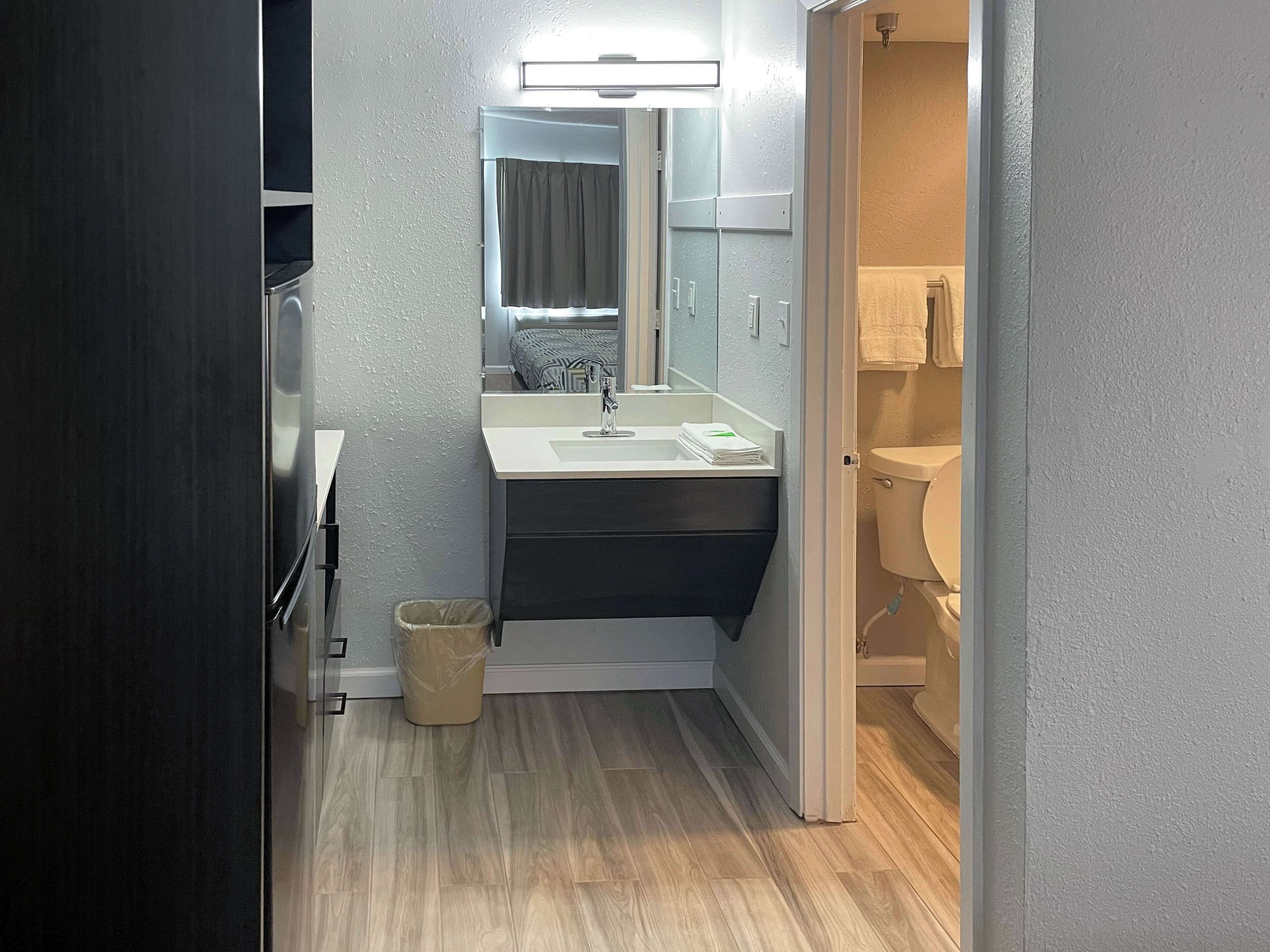 Douche à « effet pluie », articles de toilette de luxe, sèche-cheveux