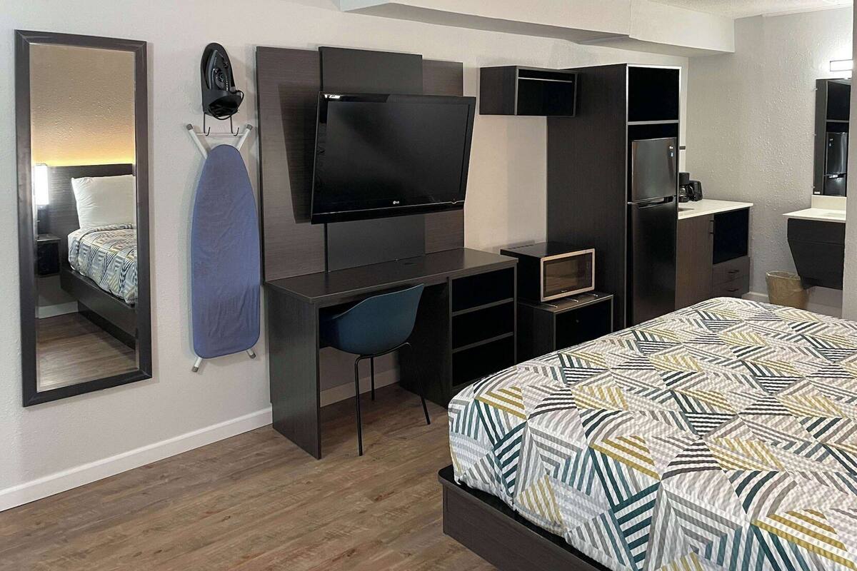 Desk, laptop workspace, iron/ironing board, free WiFi