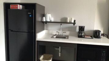 Lemari es, microwave, mesin pembuat kopi/teh, dan oven pemanggang