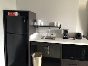 Geladeira, micro-ondas, cafeteira/chaleira, forno com torradeira