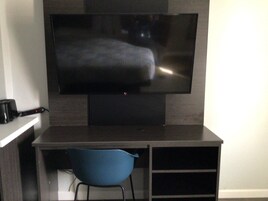 Escritorio y espacio para trabajar con laptop 