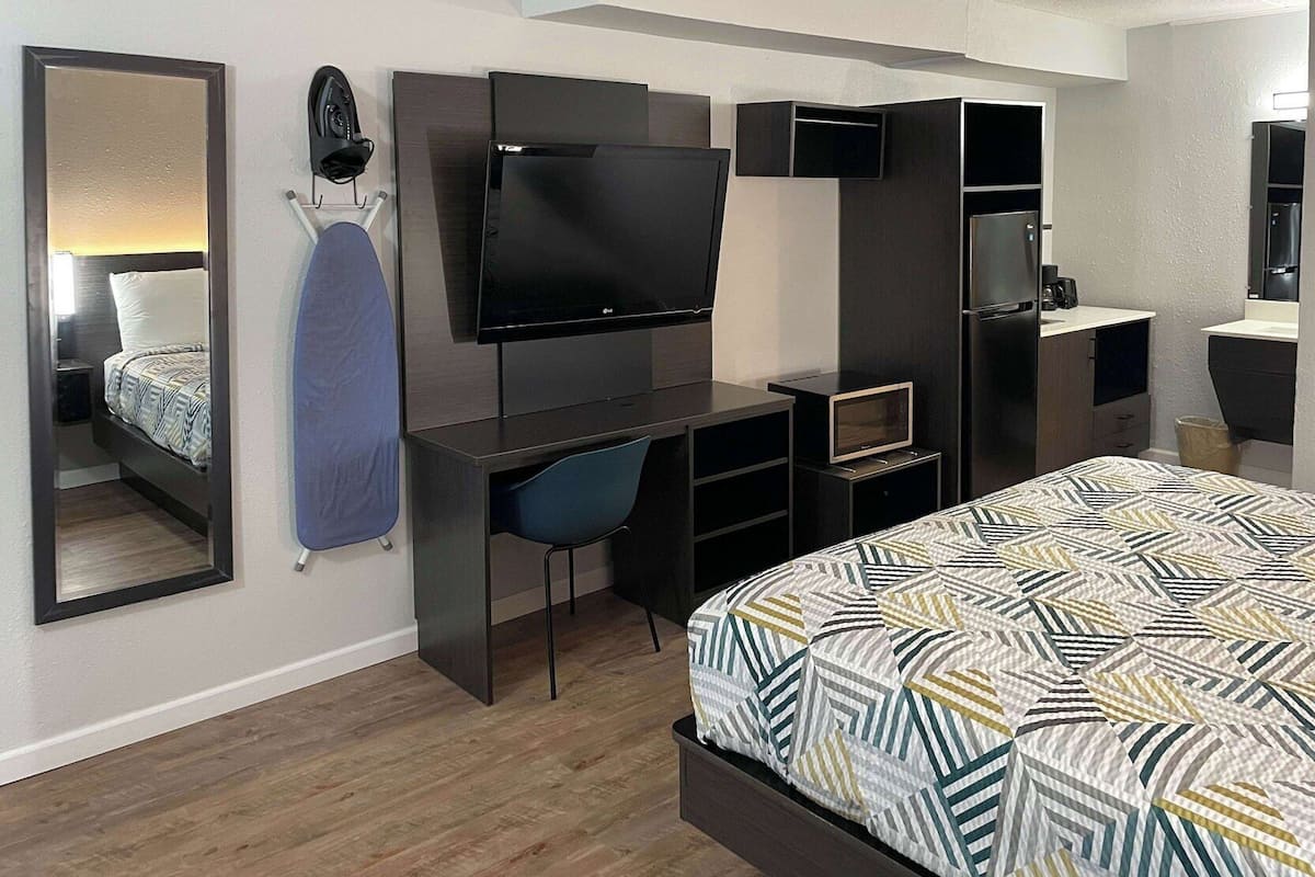 Desk, laptop workspace, iron/ironing board, free WiFi