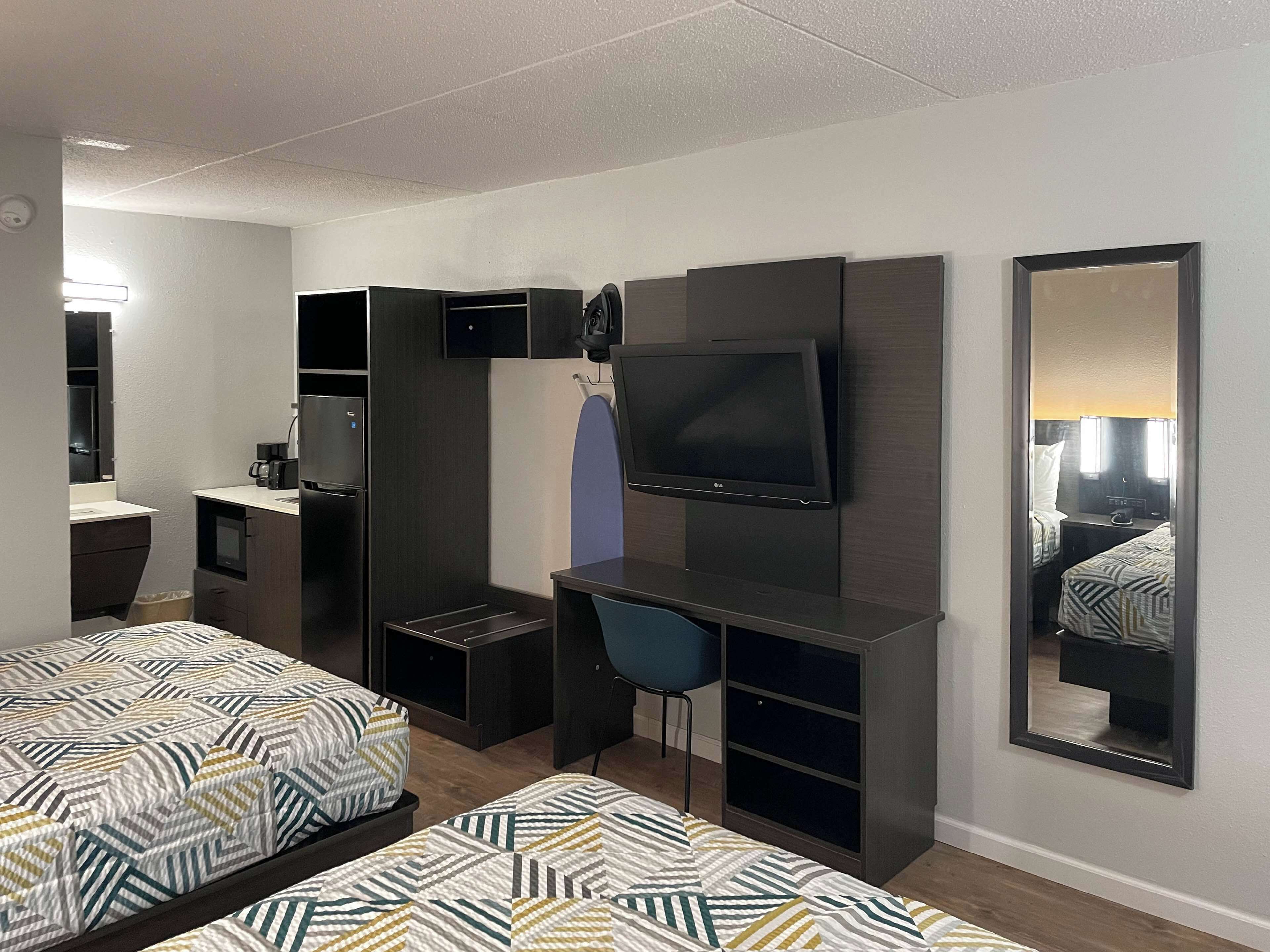 Skrivebord, skrivebord for bærbar PC og strykejern/-brett