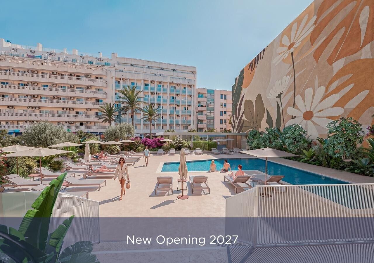 Outdoor pool, open 9:00 AM to 8:00 PM, pool loungers