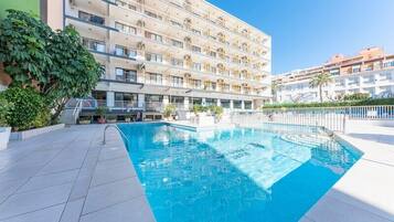 Una piscina al aire libre (de 09:00 a 20:00), tumbonas