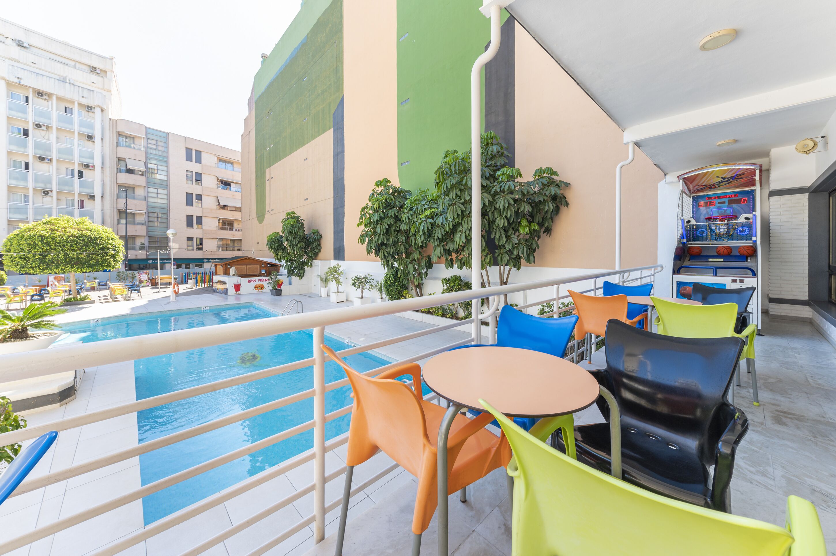 Piscine extérieure, chaises longues