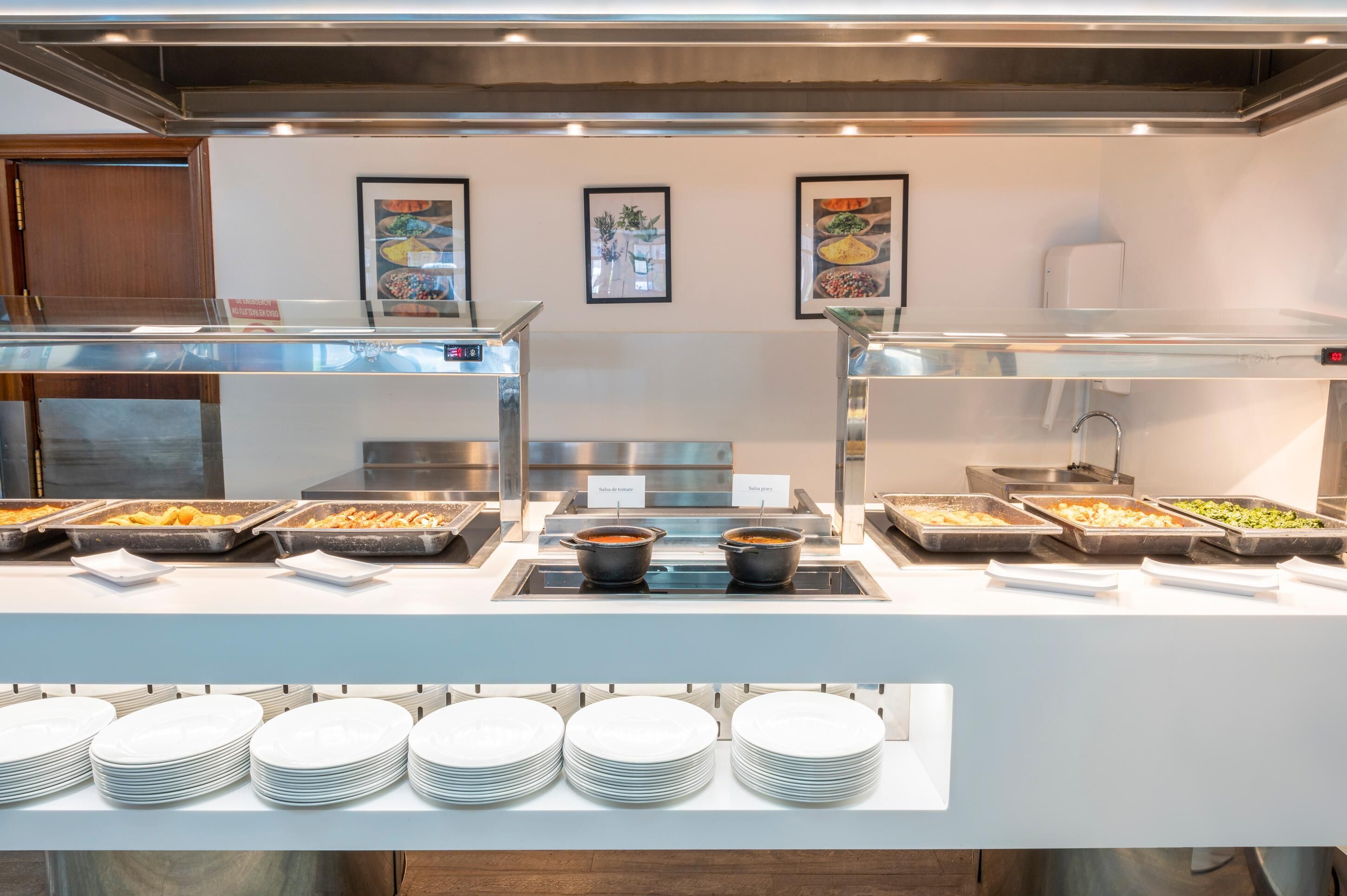 Un buffet proposant une variété de plats et d’ustensiles de service.