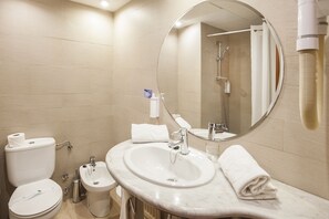 Combined shower/tub, hair dryer, towels - Port Vista Oro Hotel (Benidorm)