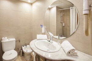 Bañera con ducha, secador de pelo, toallas