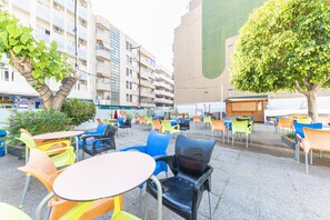 2 bares, bar junto a la piscina