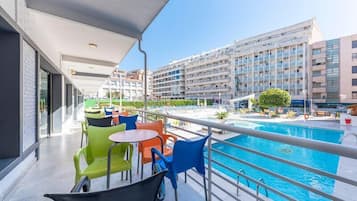 Piscine extérieure, chaises longues