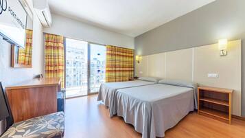 Een minibar, een kluis op de kamer, een bureau, verduisterende gordijnen