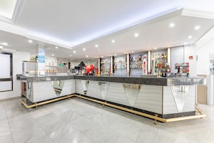 2 bares, bar en la piscina, bar junto a la piscina