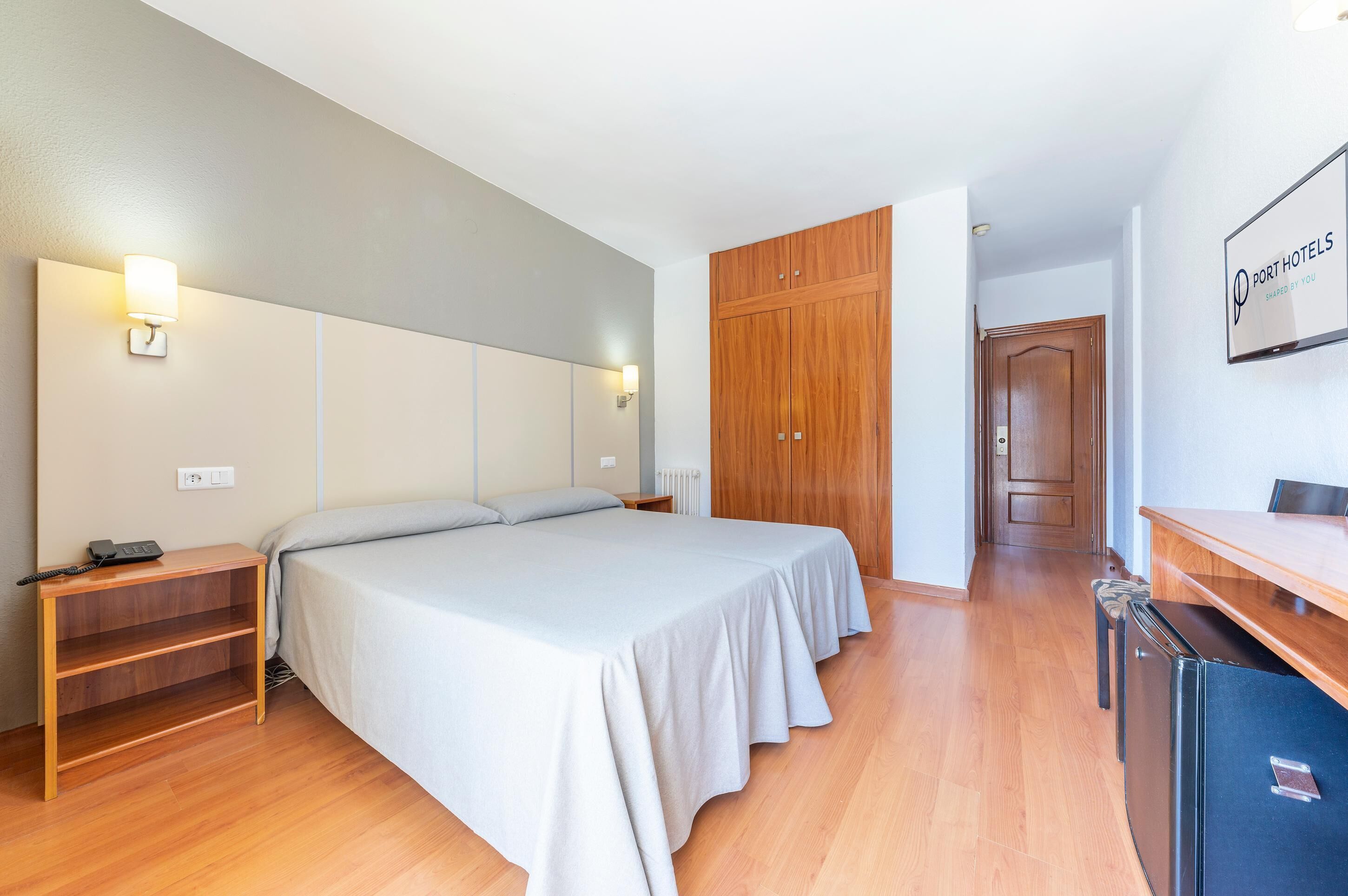 Minibar, coffres-forts dans les chambres, bureau, rideaux occultants