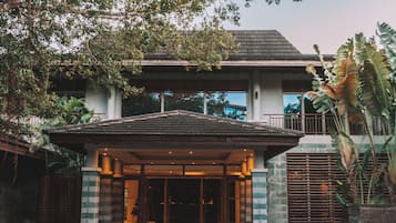 Sauna, hot tub, body treatments, hydrotherapy, aromatherapy, body wraps