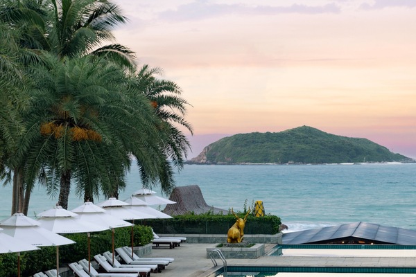 2 outdoor pools