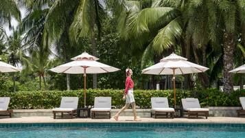 2 outdoor pools