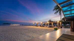 5 restaurants; breakfast, lunch, dinner and brunch served 
