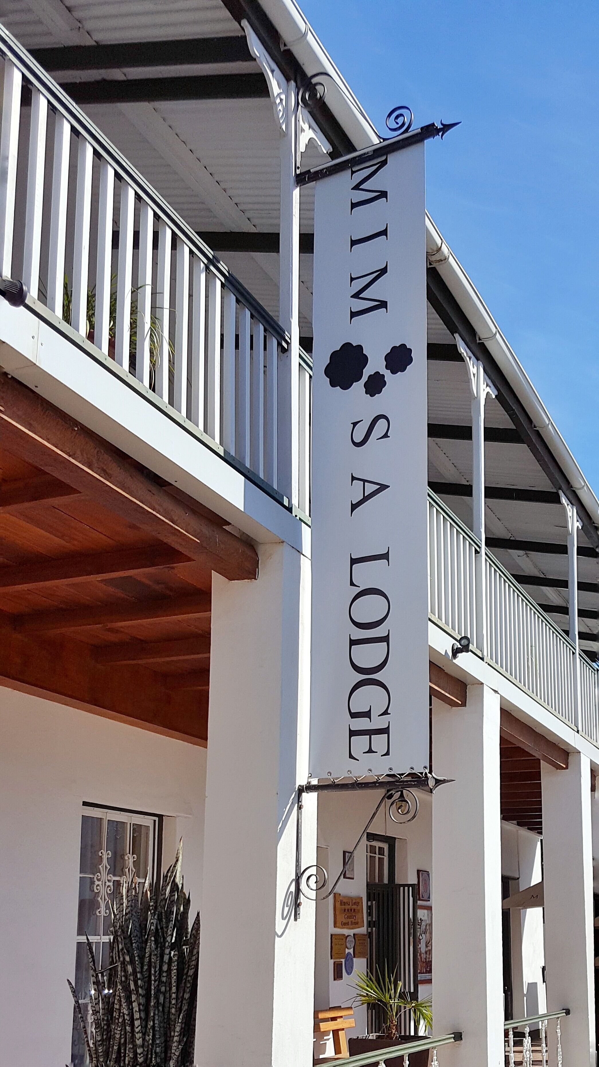 A building with a sign reading "MIM'S A LODGE".