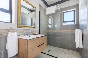 Suite Premier | Bagno | Set di cortesia gratuito, asciugacapelli, asciugamani, sapone