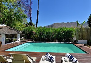 Piscine extérieure, chaises longues
