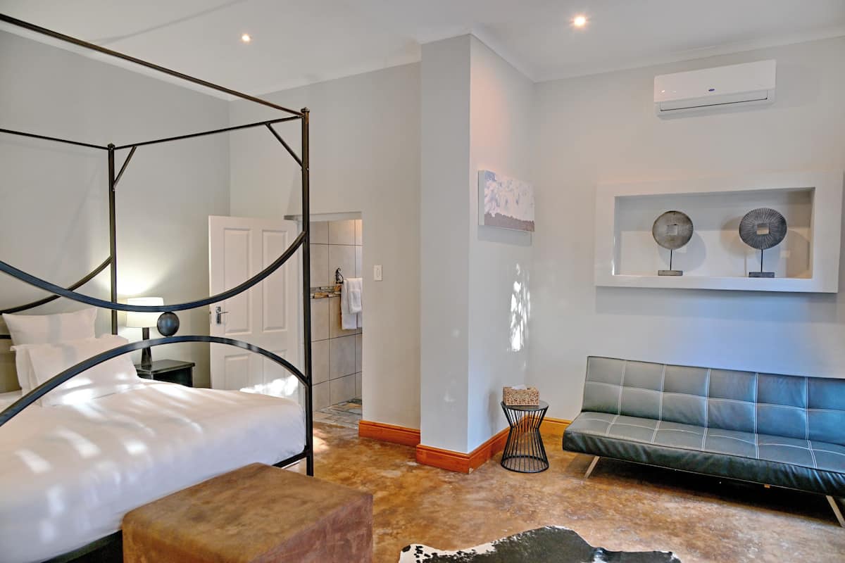 Suite, Garden Area | Living area