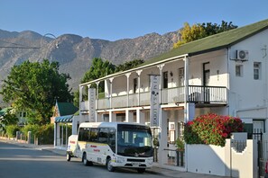 Vista frontal de la propiedad