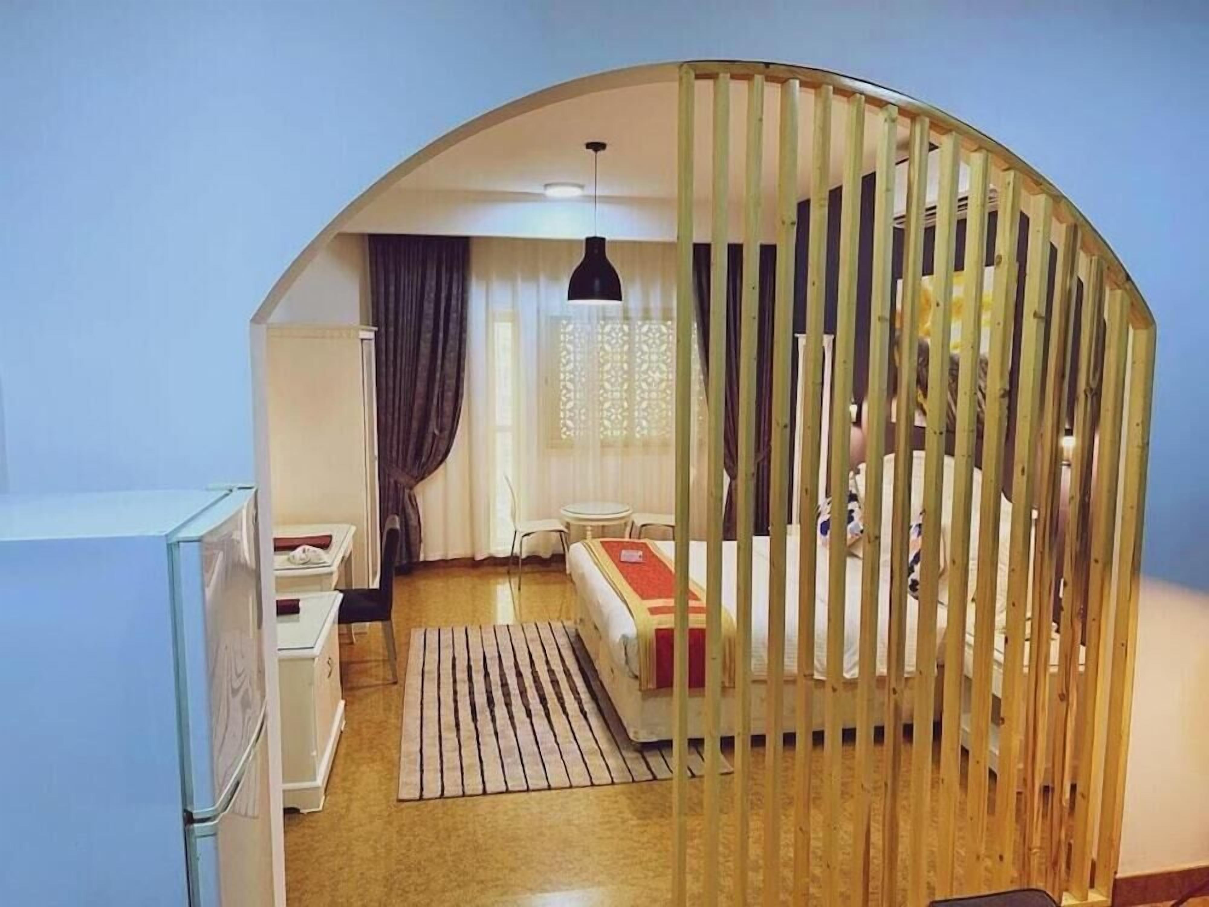 Safe på rommet, strykejern/-brett, wi-fi (inkludert) og sengetøy