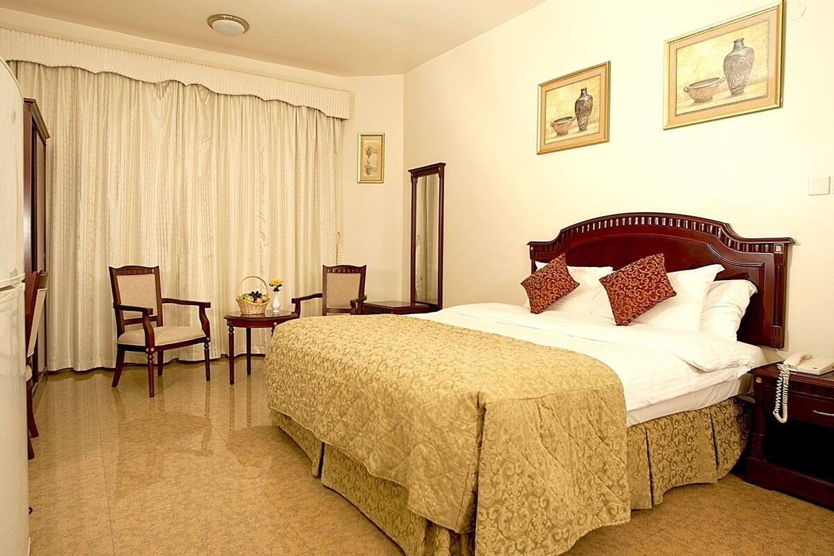 In-room safe, iron/ironing board, WiFi (free), bed sheets