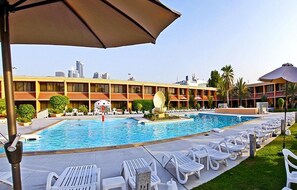 Piscine extérieure, parasols de plage, chaises longues