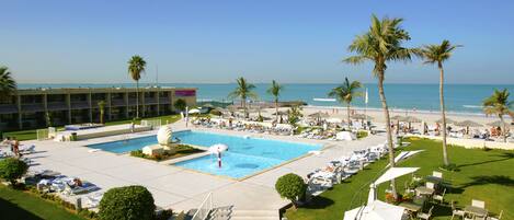 Piscine extérieure, parasols de plage, chaises longues