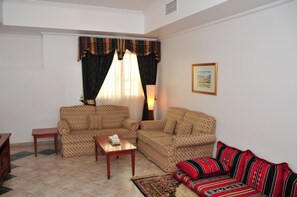 14-inch TV with satellite channels, fireplace - Safeer Hotel Suites - Aparthotel (Muscat)