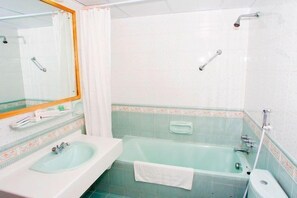 Separate tub and shower, slippers, towels - Safeer Hotel Suites - Aparthotel (Muscat)