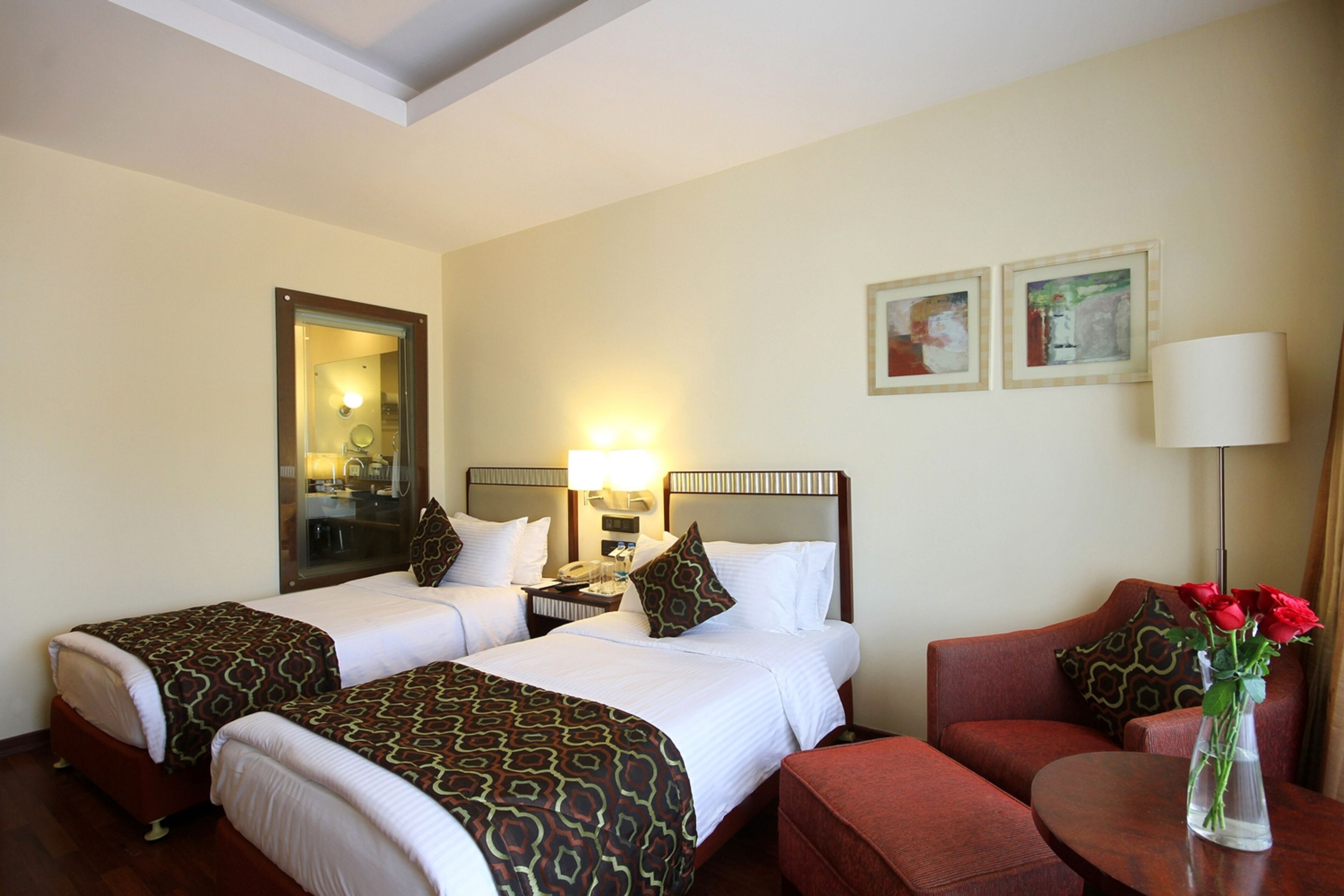 Roupas de cama premium, frigobar, cofres nos quartos, escrivaninha