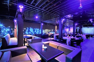 2 restaurantes, se sirve desayuno, cocina local e internacional