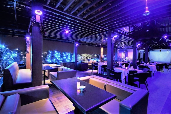 2 restaurants, breakfast, lunch served; local and international cuisine - Fortune Select JP Cosmos, Bengaluru - Member ITC Hotels' Group (Bengaluru)