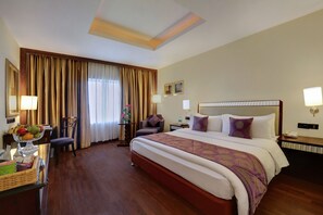 Bộ đồ giường cao cấp, minibar, két bảo mật tại phòng, bàn