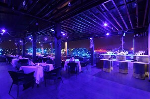 Bar junto a la piscina