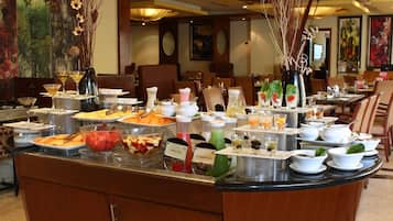 2 か所のレストラン、朝食、ランチ、ディナーに営業 (郷土料理と各国料理)