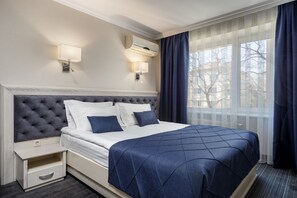 ملاءات للفراش لا تسبب الحساسية وميني بار وخزنة داخل الغرفة ومكتب