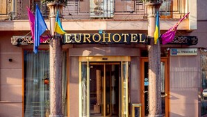 La entrada del Eurohotel, con una puerta de cristal y un letrero arriba.