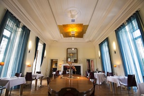 每日供应自助式早餐(每人 EUR 11.5)