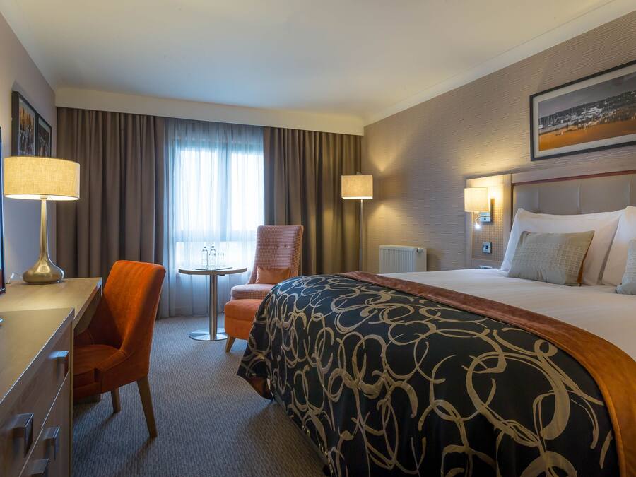 Peralatan tempat tidur hipoalergenik, peti besi dalam bilik, meja