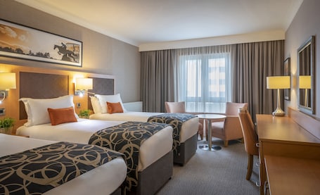 Ropa de cama hipoalergénica y caja de seguridad en la habitación . Clayton Hotel Leopardstown