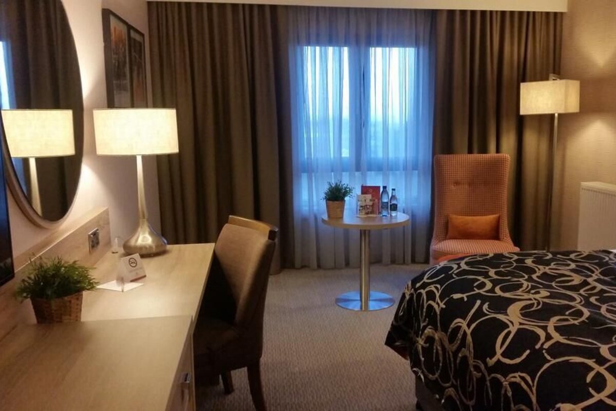 Hypo-allergenic bedding available, in-room safe, desk, blackout drapes